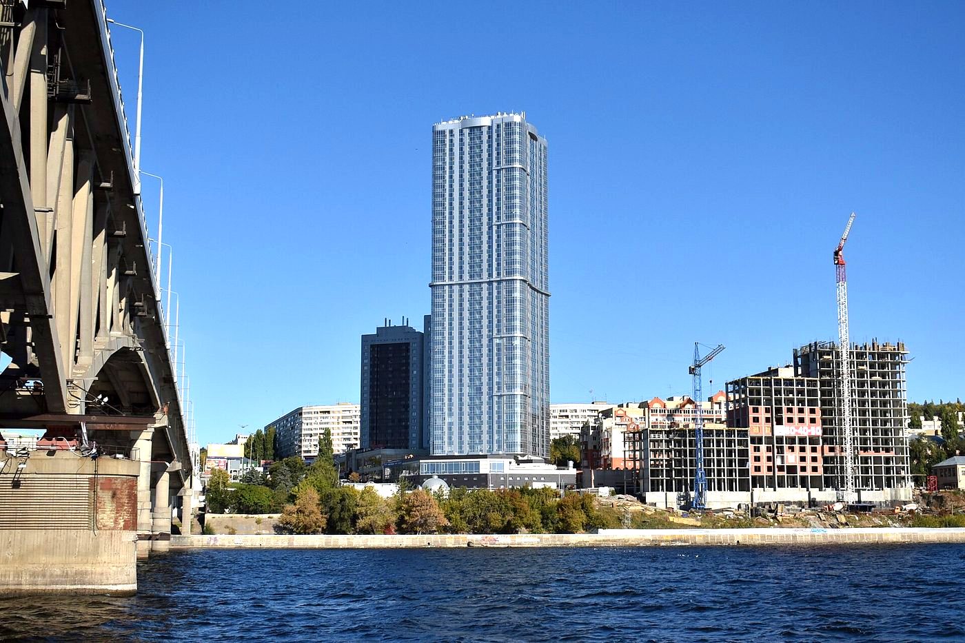 Набережная Космонавтов и мост через Волгу — купить гольфкар в Саратове